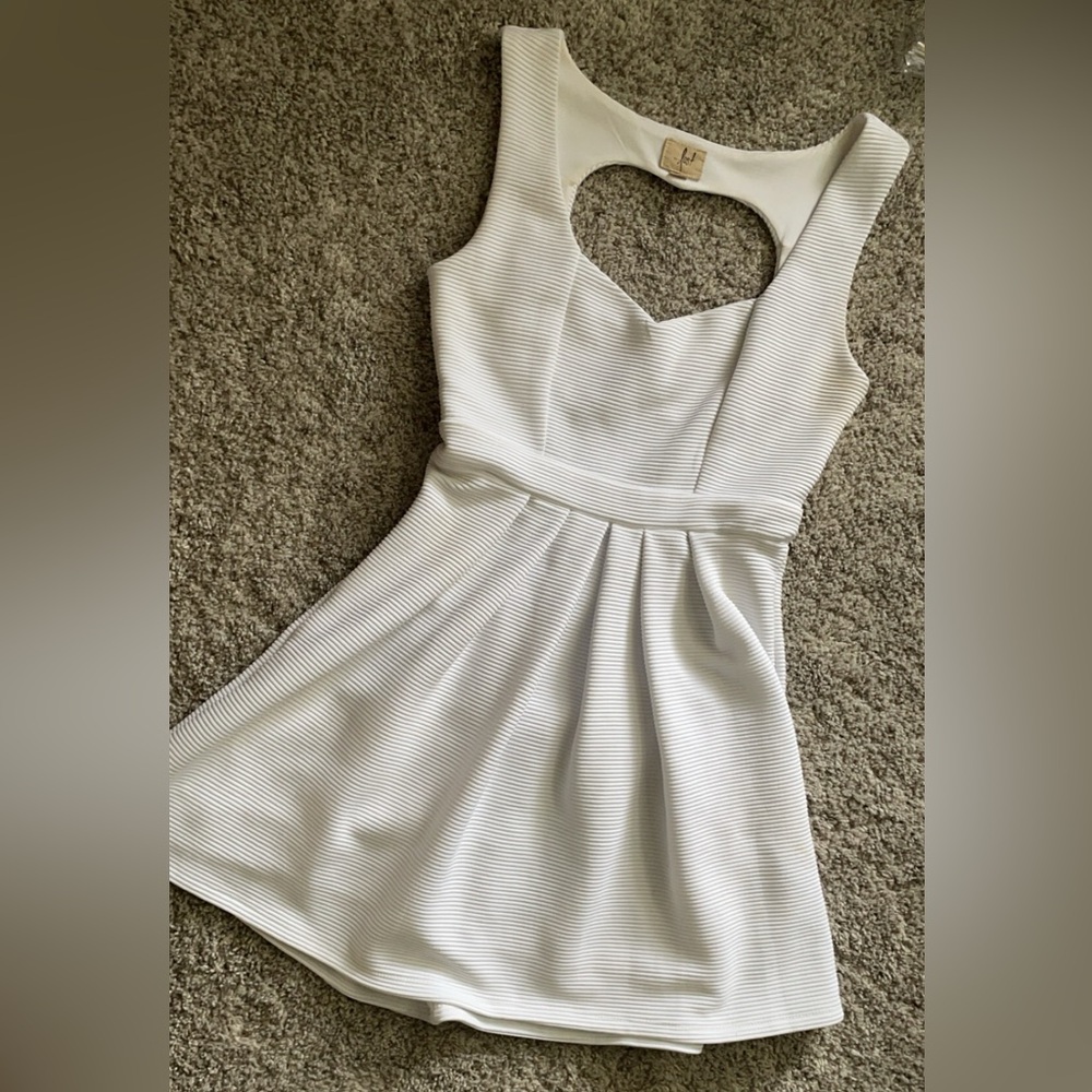 Lost Brand White Heart Peek a boo back Women’s Dress Sz M EUC